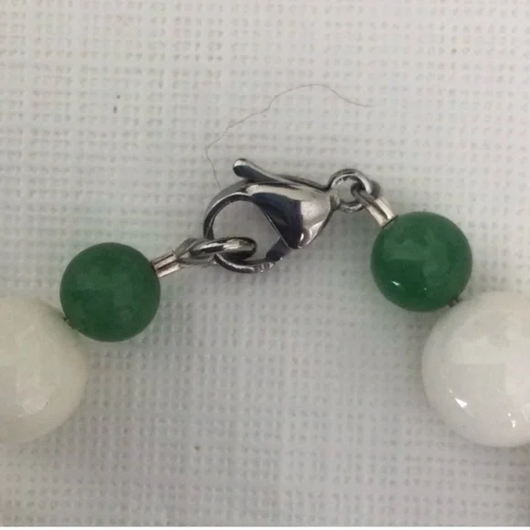 Woman’s Stone Necklace with clasp color green white some red - Picture 3 of 5